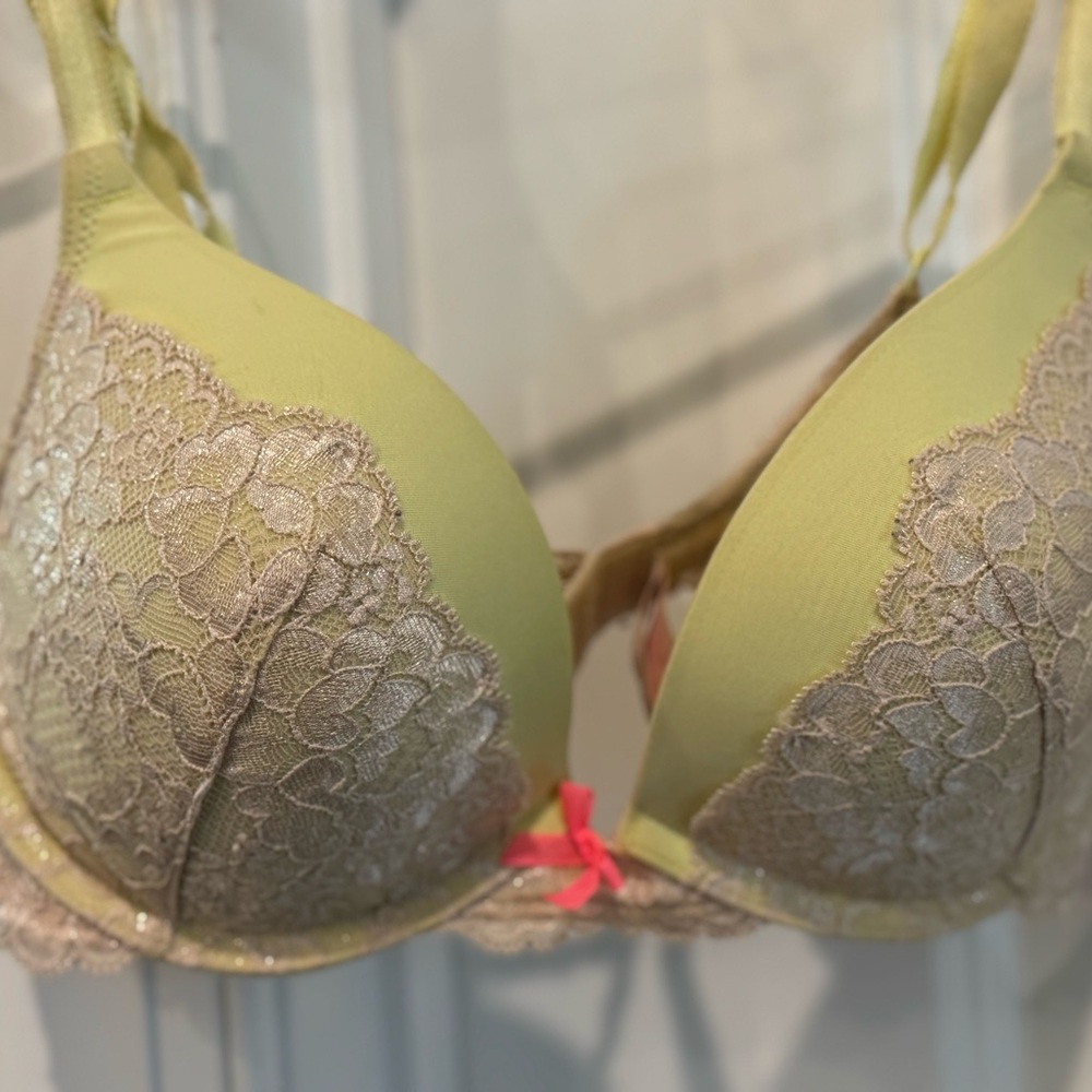VICTORIA’S SECRET BRAND, Elegant Lace Trimmed Bra in Yellow, Sz (32D) Clothing - Picture 2 of 16